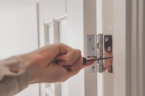 Installerer dør